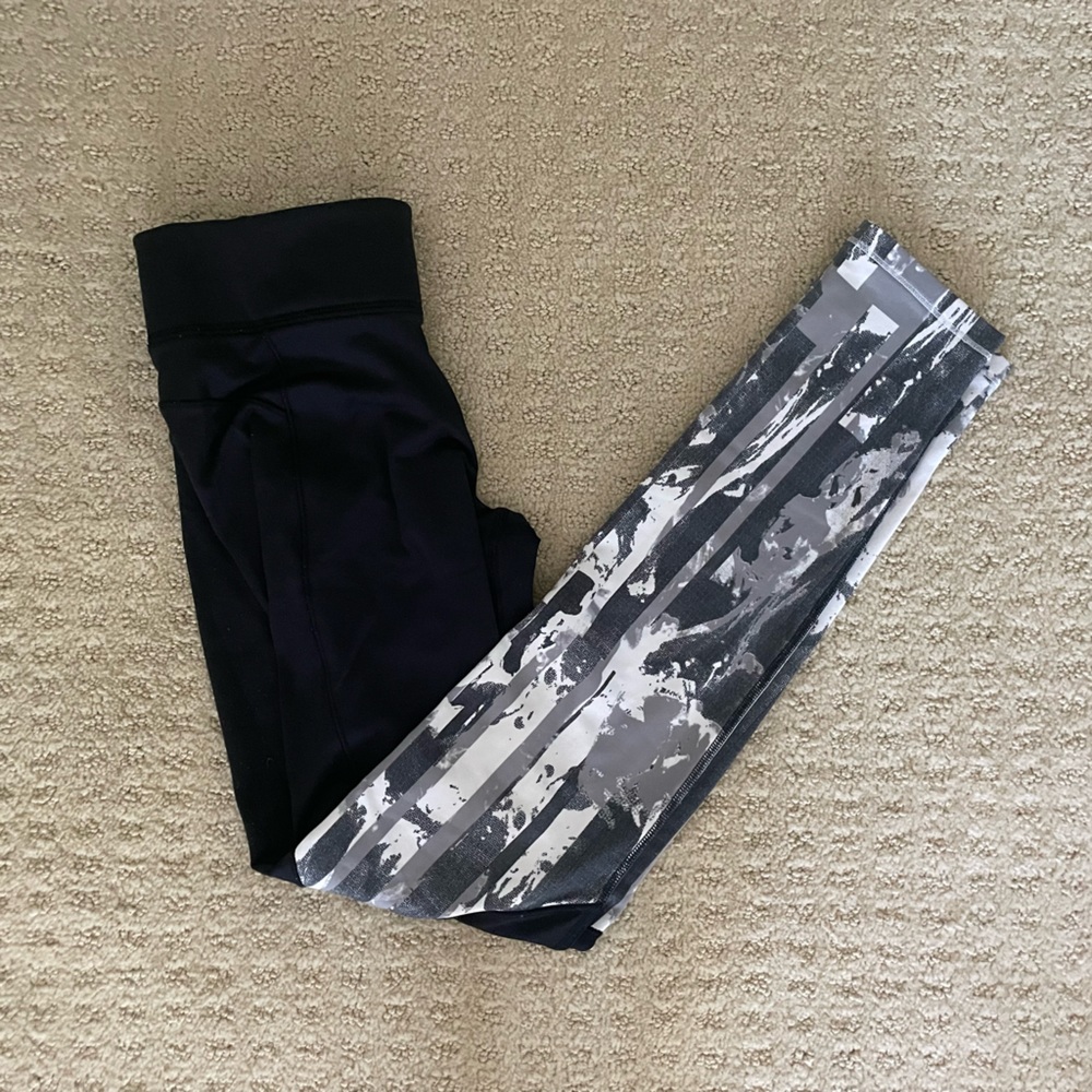 Under Armour cold gear black leggings with pattern